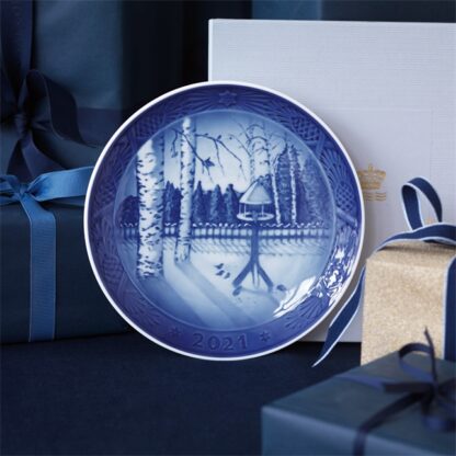 Collectibles Christmas Plate 2021 Winter In The Garden